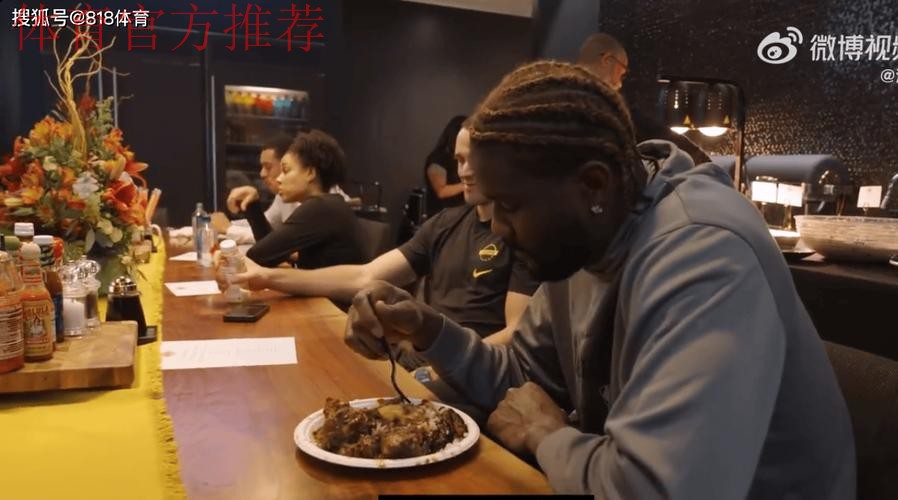 氛围不错!艾顿母亲近期为湖人球员准备了一桌丰盛的美食 氛围不错!艾顿母亲近期为湖人球员准备了一桌丰盛的美食